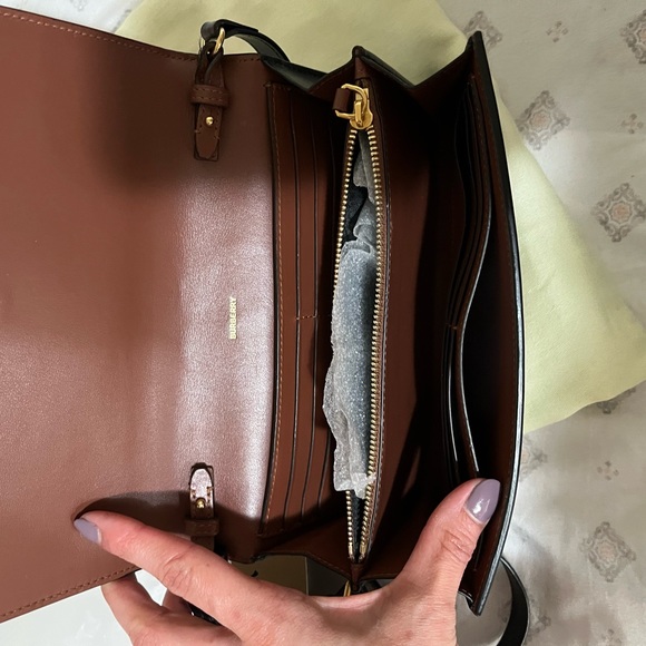 It’s a really cute Burberry purse brand new never used it with tags - Picture 9 of 9